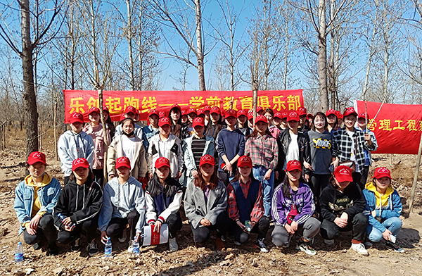 正定管理工程系植樹(shù)合影小.jpg